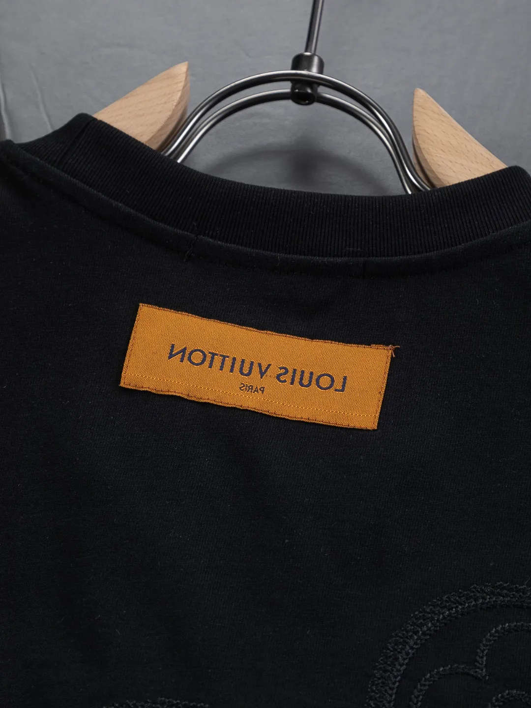 🅿️200 Louis Vuitton 1V LV micro-wide version S-XL LV 26ss new products are available at the counter simultaneously. Multiple craftsmanship. Three-dimensional small logo letters on the chest🪡 embroidery + multi-label four-leaf clover on the back🍀🪡 embroidery. Round neck short-sleeved T-shirt, same style for men and women! Consigned to one-to-one creation. Synchronized with the official website, pure cotton fabrics at the counter! It is close to the skin and comfortable, durable and easy to wear. It has a classic and simple logo design and meticulous original craftsmanship. Short-sleeves, a must-have item for men, do not appear to be the same for the general public, but must be unique and eye-catching. This LV short-sleeve is all about quality, comfort, the same shape and fashion as always, including fabrics and cutting techniques. All of them have been made with great effort! 320 grams of washed pure cotton fabric, pure cotton is breathable, very refreshing and comfortable for daily wear. The rib knitting on the neckline is smooth and tight, and the neckline will not be skewed if you toss it at will. The loose version, you will find that it looks really good on the upper body. The overall is minimalist and neat, super versatile for daily use! Pair it casually with a pair of pants for a youthful look. A T-shirt will make your outfit crazy. It is a fashionable item that can never go wrong! Color: Black White Size: S-XL Size chart: S: Shoulder width 50-Bust 56-Length 70 M: Shoulder width 52-Bust 57-Length 72 L: Shoulder width 54-Bust 59-Length 74 XL: Shoulder width 56-Bust 62-Length 76